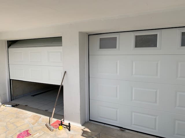 Double porte de garage coulissantes avec motorisation
